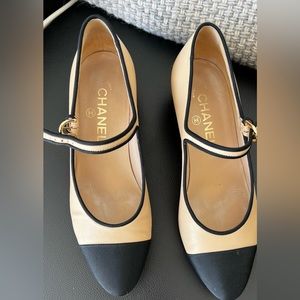 Chanel two tone leather and black grosgrain shoes, gold cx logo, shoe bag box